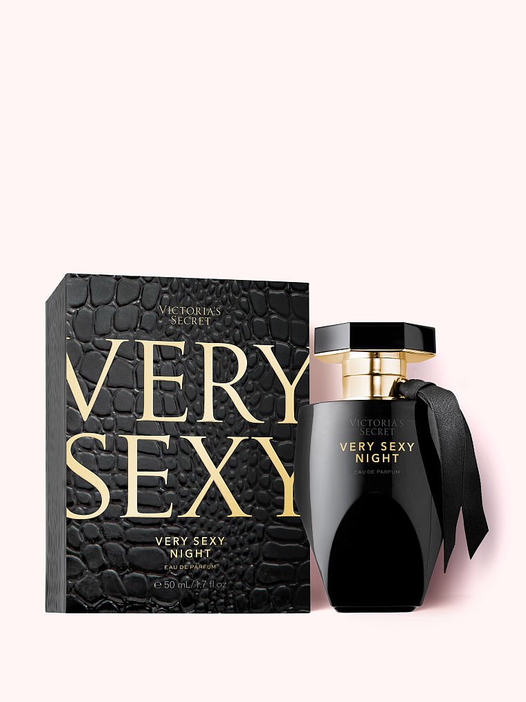 نمای نزدیک درپوش و برچسب ادوپرفیوم Very Sexy Night از لاین ویکتوریا سکرت