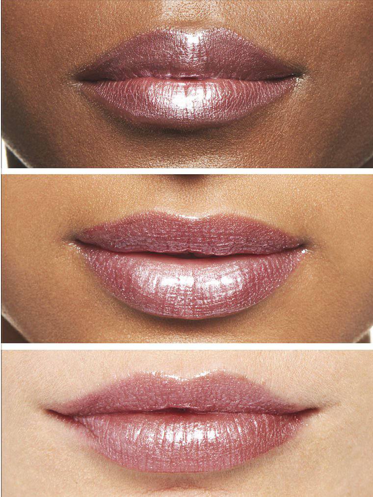 نمای نزدیک برق لب Berry Flash از لاین ویکتوریا سکرت روی سطحی روشن