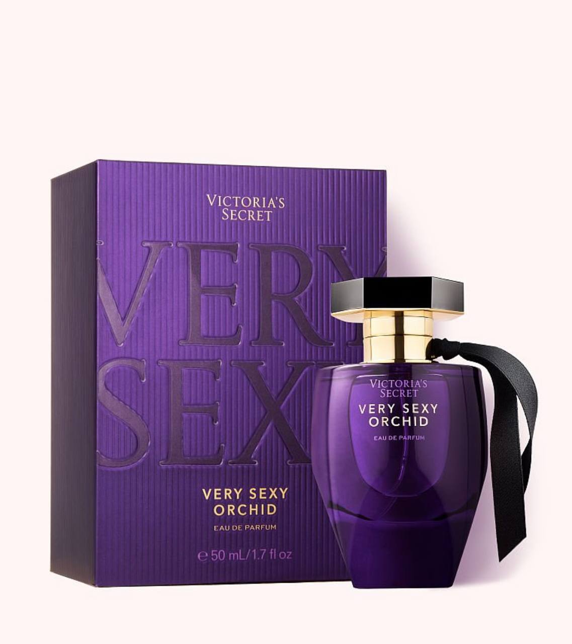 نمای نزدیک شیشه‌ی پرفیوم Very Sexy Orchid از لاین ویکتوریا سکرت