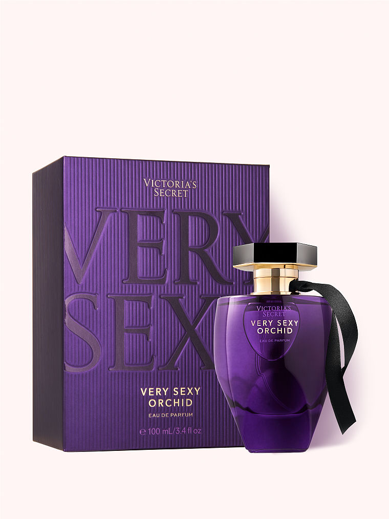 بطری پرفیوم Very Sexy Orchid ویکتوریا سکرت از نمای نزدیک با جزئیات درب و برچسب