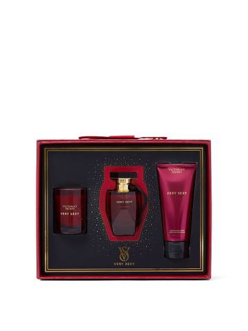 چیدمان نمای نزدیک اقلام پک هدیه Very Sexy ویکتوریا سکرت روی سطح