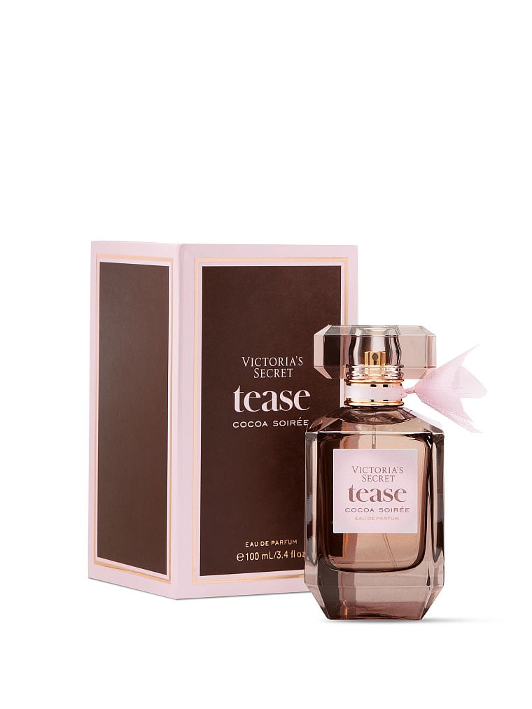 جعبه و بطری عطر Tease Cocoa Soirée ویکتوریا سکرت در کنار هم، نمای نزدیک