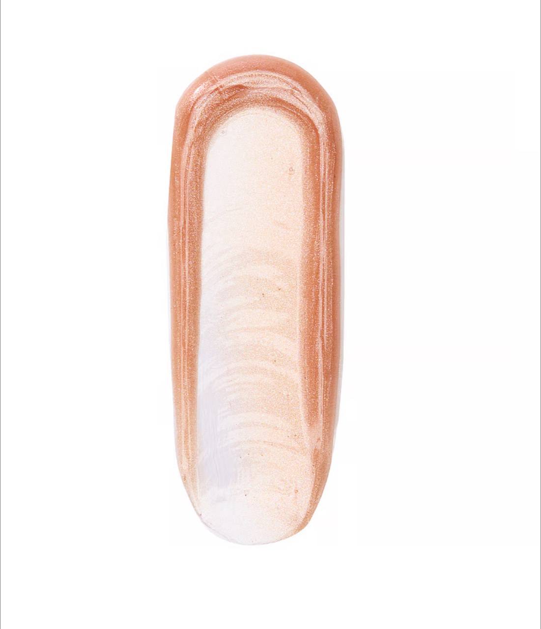 برق لب Radiant Toffee ویکتوریا سکرت در بسته‌بندی تیوپی با رنگ گرم کارامل‌مانند