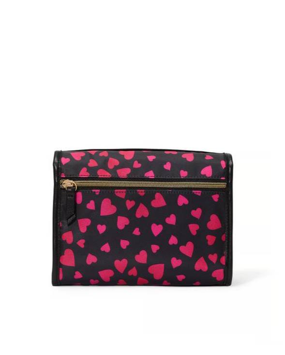 نمای نزدیک از جنس، زیپ و بند کیف لوازم آرایشی ویکتوریا سکرت مشکی با قلب سرخابی