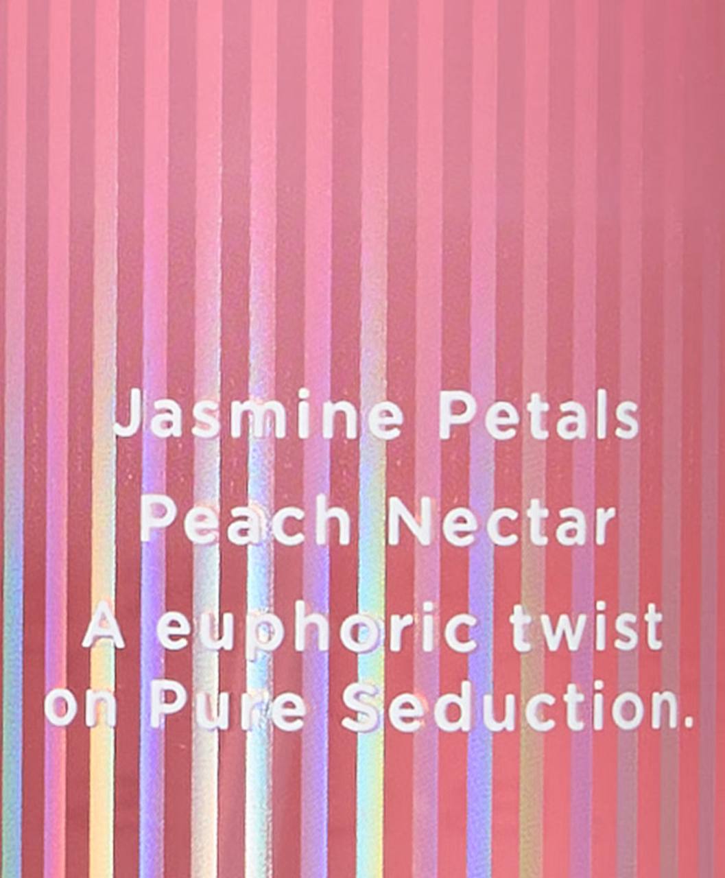 نمای نزدیک برچسب و درپوش بادی میست ویکتوریا سکرت، لاین Pure Seduction Bliss