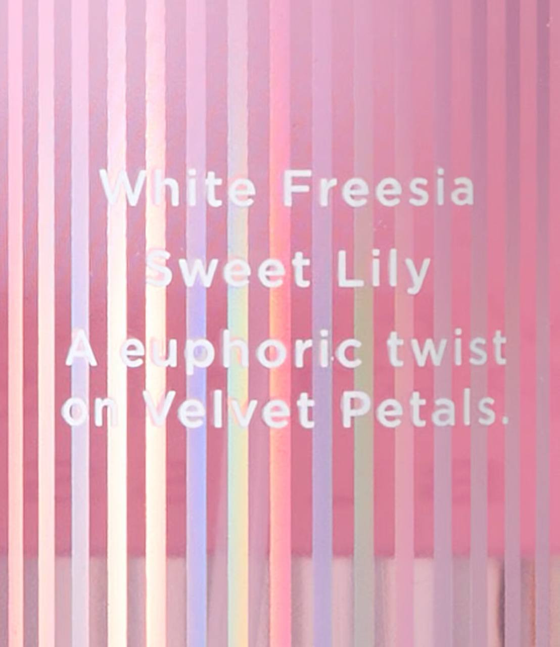 بادی میست velvet Petal bliss ویکتوریا سکرت، نمای نزدیک برچسب و بسته‌بندی