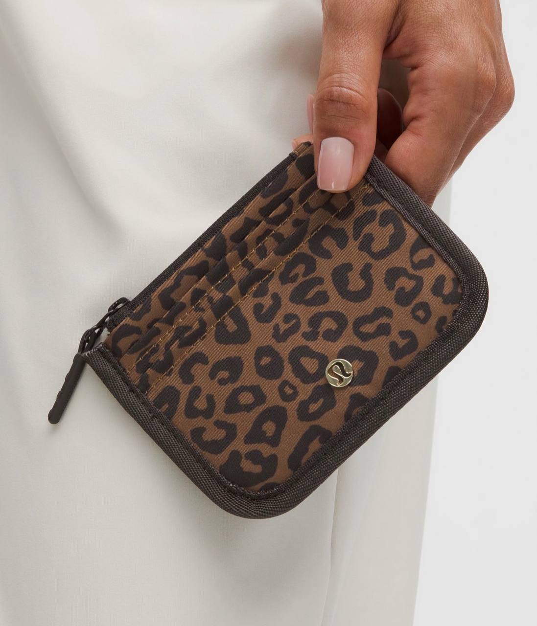 جاکارتی پلنگی لولولمون از نمای بسته با زیپ و طرح Leopard