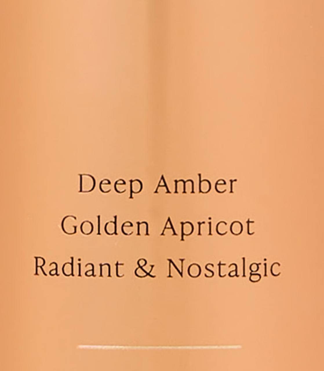 بادی میست Amber Romance ویکتوریا سکرت، نمای نزدیک از درپوش و برچسب بطری