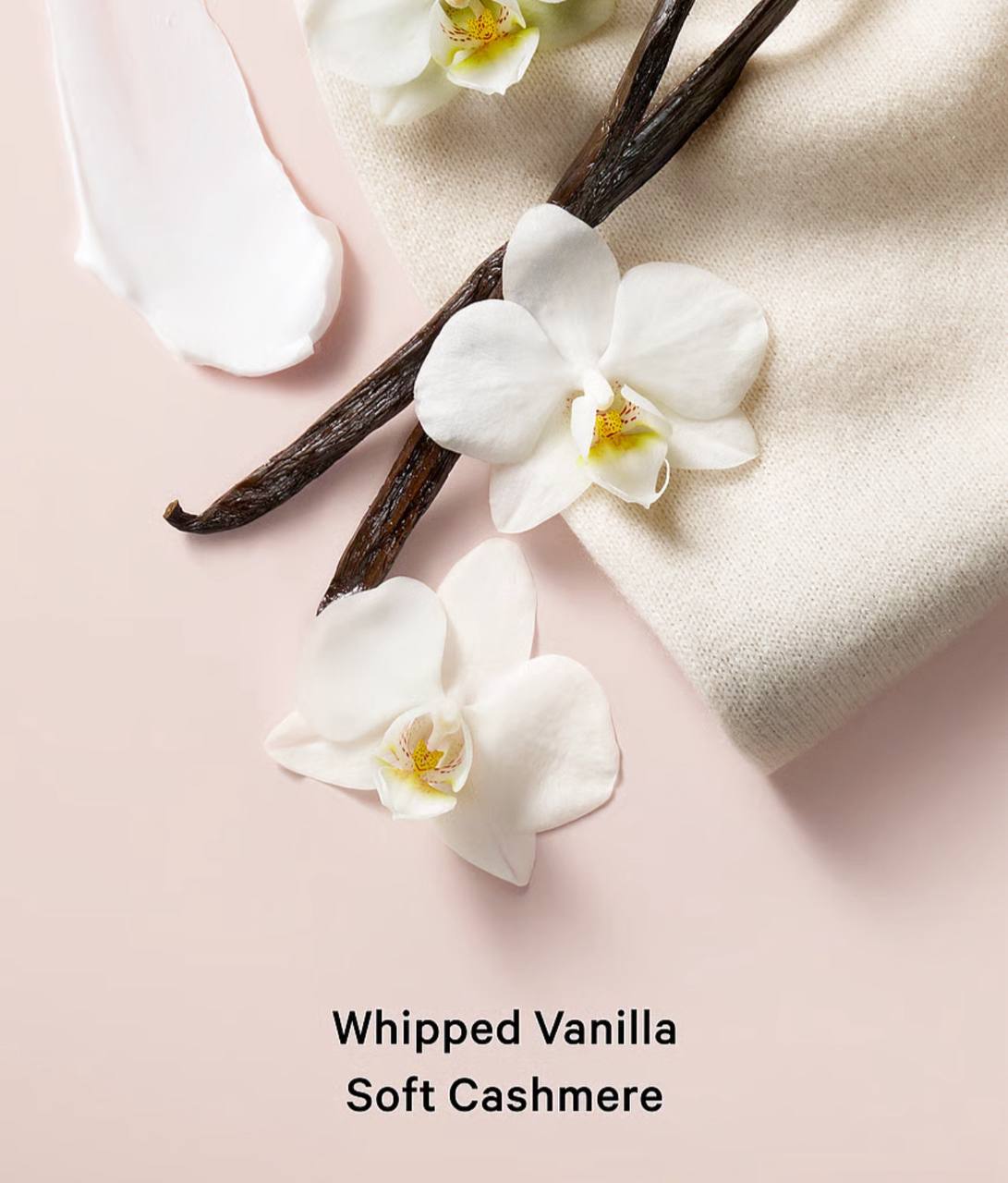 بطری لوسیون Bare Vanilla ویکتوریا سکرت کنار جعبه‌ی اصلی محصول