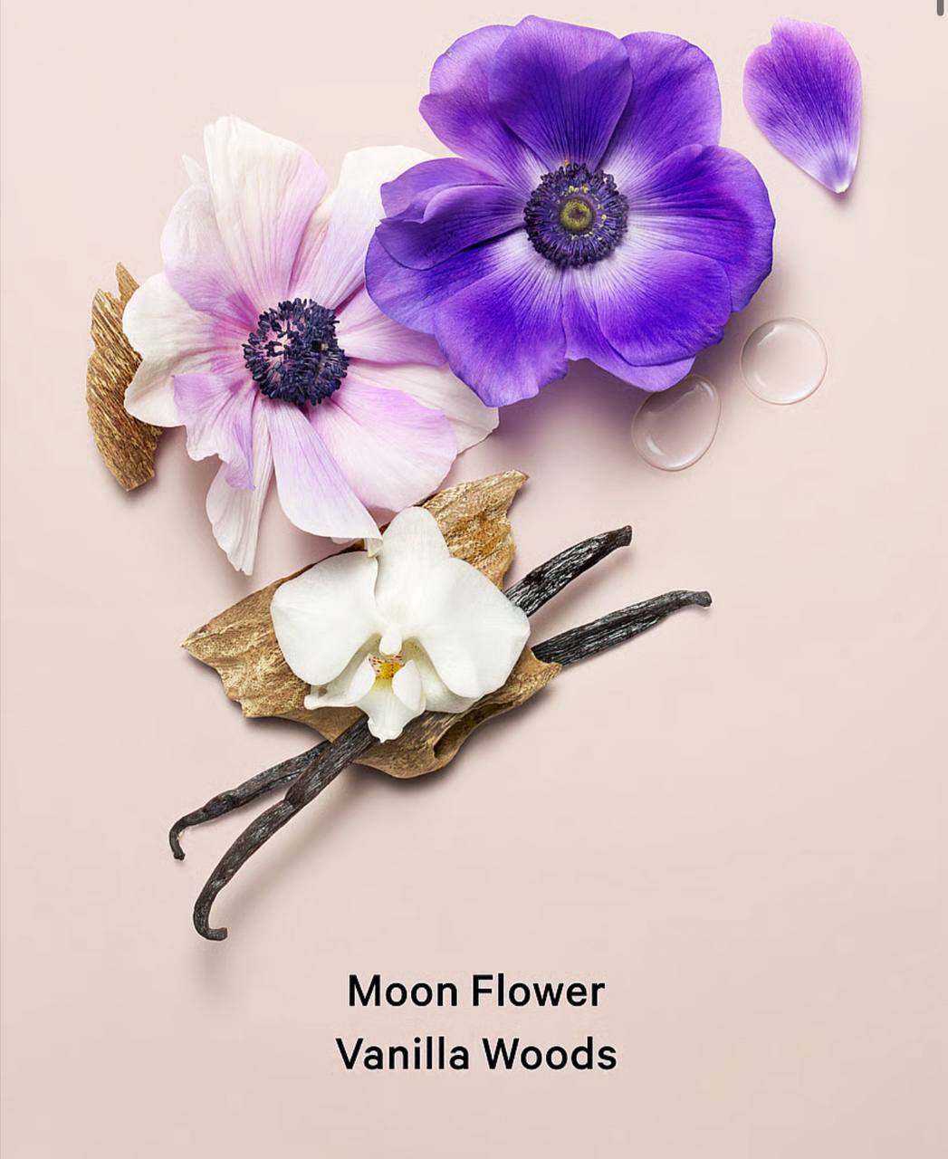 بافت و رنگ لوسیون بدن Midnight Bloom ویکتوریا سکرت روی دست